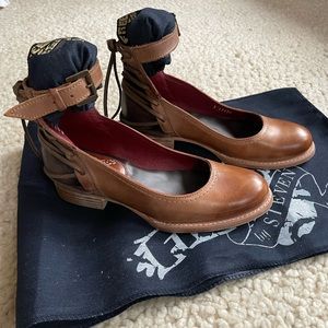 Freebird Marlon - Tan - size 7 - Brand New with Box!